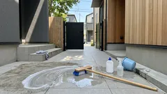 高圧洗浄機がなくても玄関タイルは戻る――台所用洗剤とブラシで整える黒ずみ掃除の手順