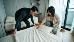 小さな寝室が息苦しいのは“ベッドの見え方”かも。寝具の色と素材で空気を軽くするコツ