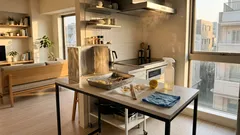 アイランドキッチンの「後悔あるある」を軽くする：固定を手放し“動かせる作業台”という解