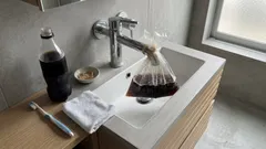 こすっても戻る蛇口の白い水垢、原因は“水の硬さ”かも？冷蔵庫のコーラでやさしくゆるめる掃除法