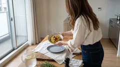 白い皿だけで寂しく見えるのはなぜ？Bayadèreの縞柄で食卓を“海っぽく”整える