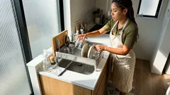 「作業台が狭い」原因は水切りラック？シンク上に“逃がす”と変わること