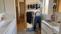 室内干しで床が埋まるなら、上方向を使う「縦型物干しラック」という選択