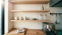 置くだけでおしゃれ…の落とし穴：キッチンのオープン棚を整える7つのルール