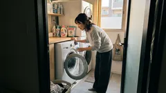 洗濯機が急に臭う・黒いカスが出るときに疑いたい洗濯槽の奥──ホウ砂で手軽にリセット