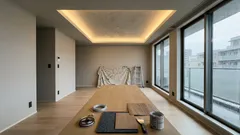 白いままでは惜しい。段差・木目・吸音まで、2025年「天井で空気を変える」デザインの組み立て方