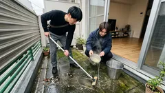 ベランダの苔は薬剤の前に落ちやすくする――台所の“あるゆで汁”と、傷めにくい掃除・再発を遅らせる片づけ方