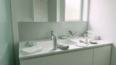 寝ても肌の疲れが抜けない日は、“足すケア”よりタイミング：夜・朝・集中の3ポイントでうるおいとハリを立て直す