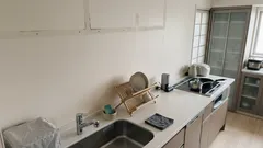 吊り戸棚に別れを告げる：キッチンが軽くなる理由と、収納を減らさない代替案